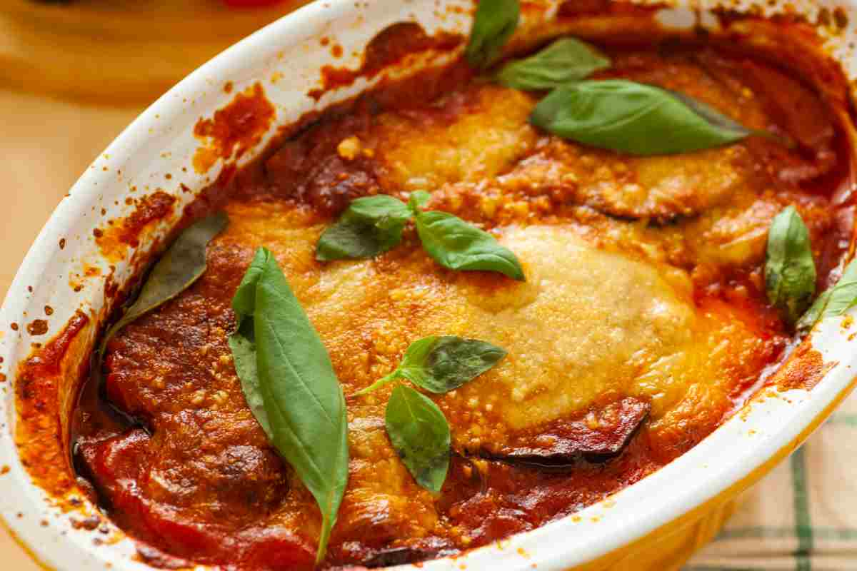 Parmigiana di melanzane e pesce spada in una pirofila