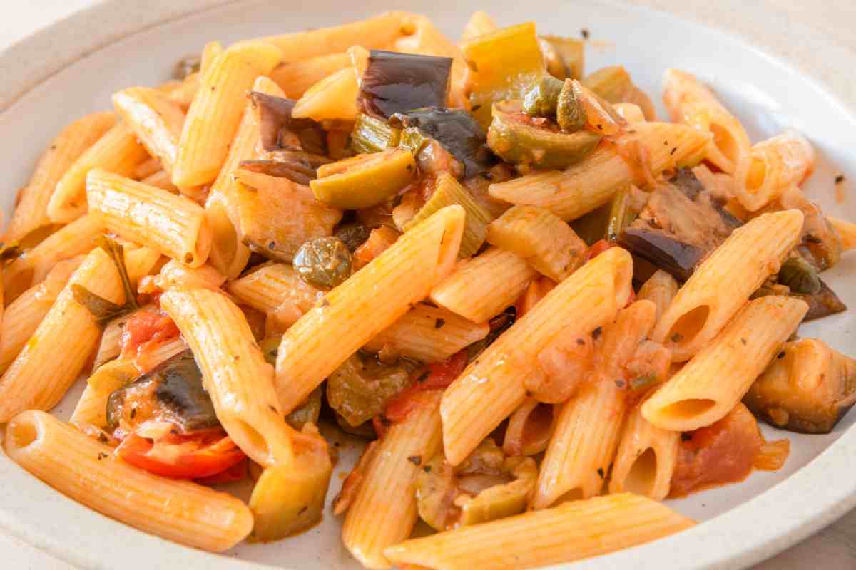 Pasta con la caponata per la ricetta del giorno di oggi