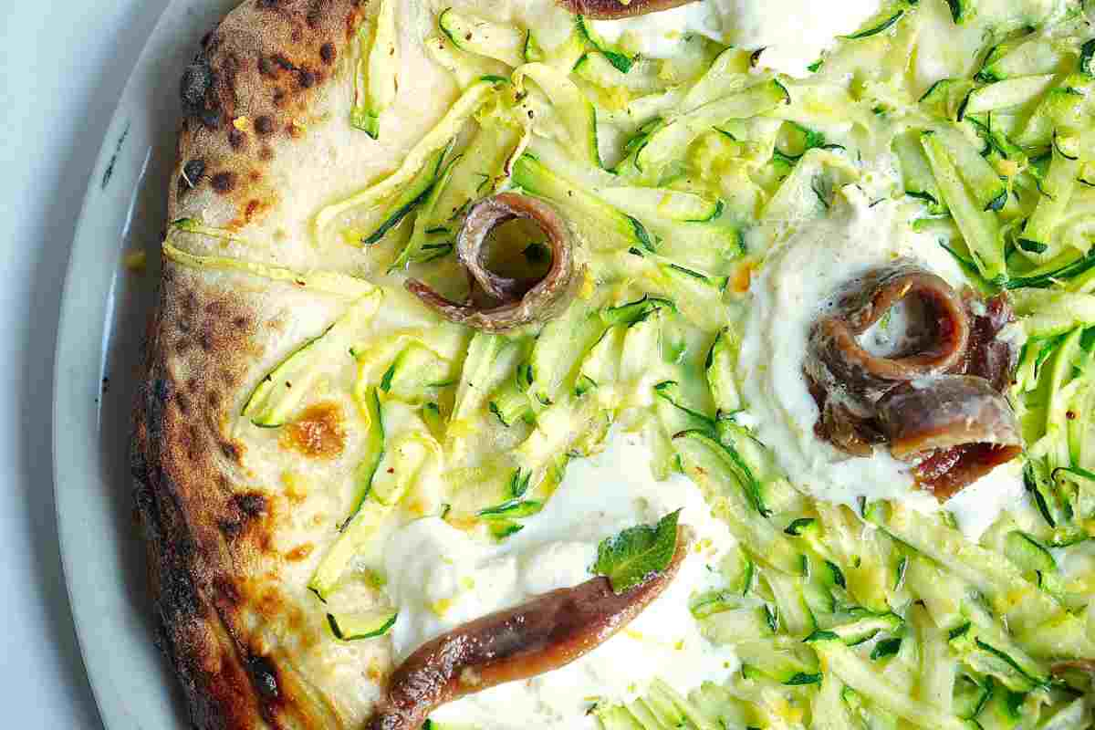 Pizza stracciatella alici e zucchine vista dall'alto