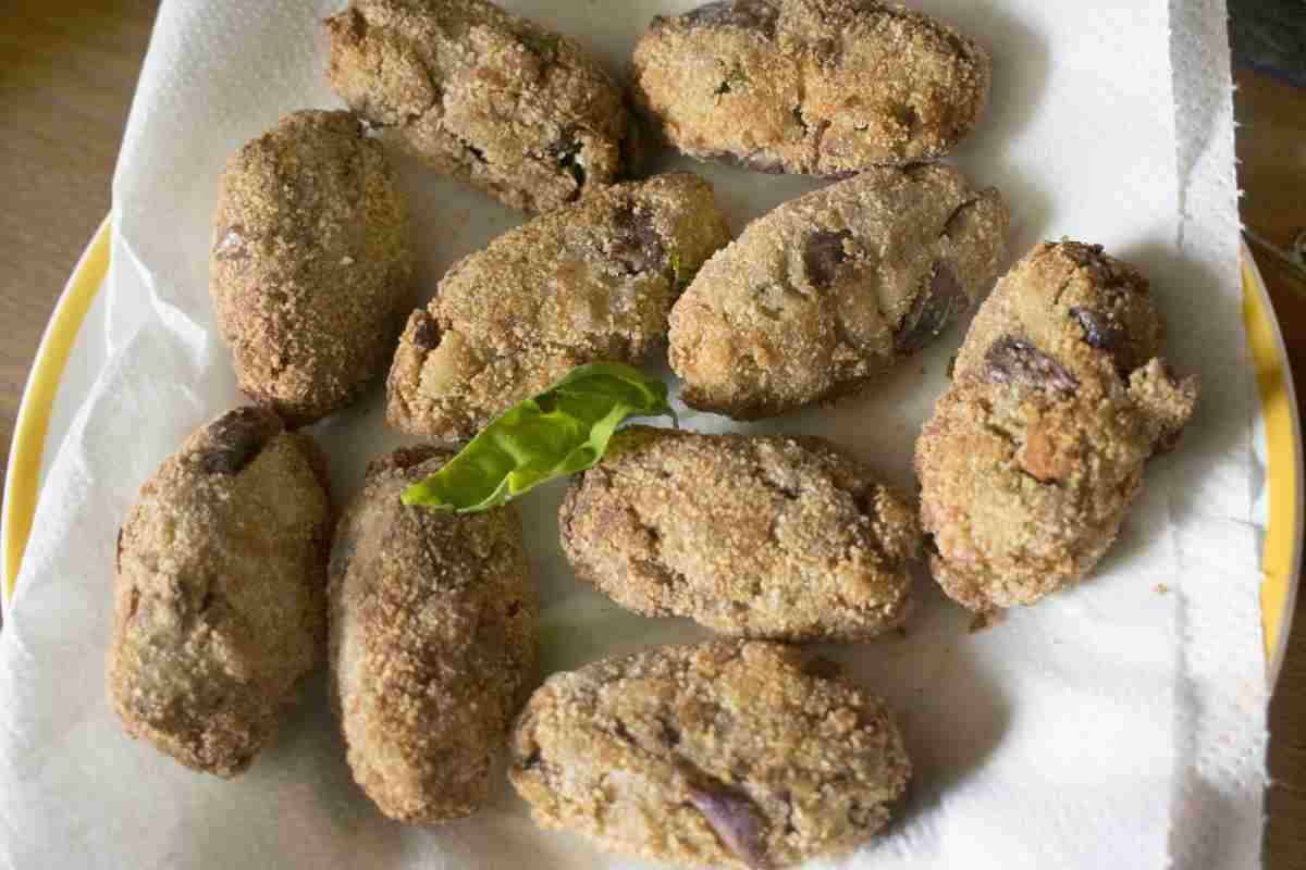 Polpette carne e melanzane in un piatto con carta assorbente viste dall'alto