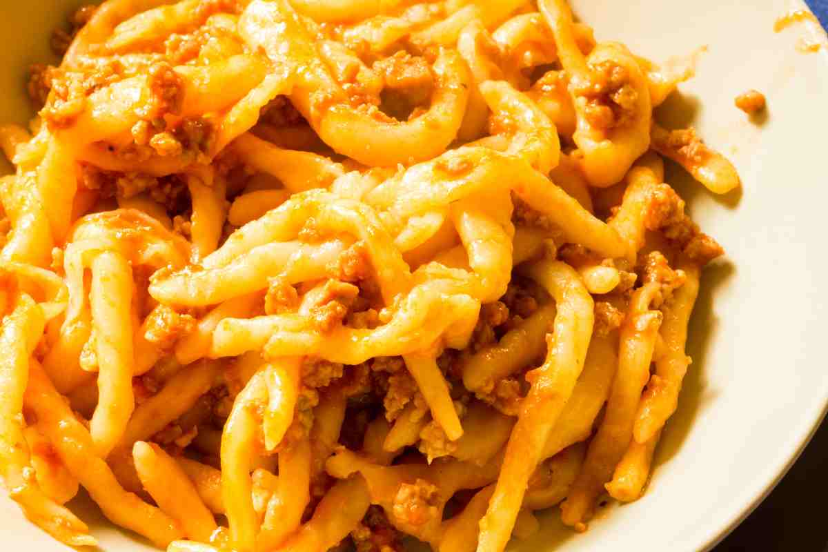 strozzapetri con il ragù di salsiccia, uno dei primi piatti calabresi più gustosi e facili da fare