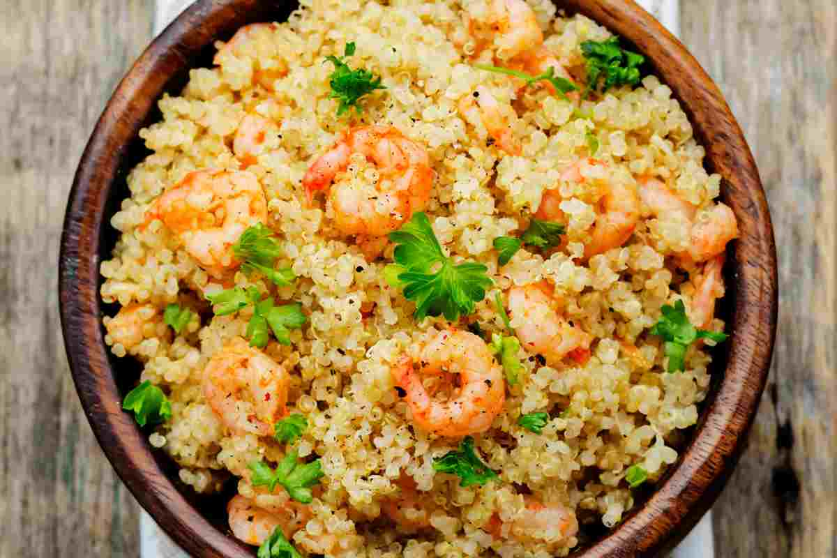 Quinoa ai gamberetti in una ciotola vista dall'alto