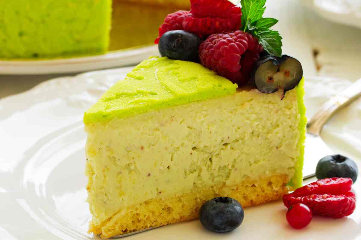 Fetta di semifreddo al pistacchio decorato con frutti di bosco