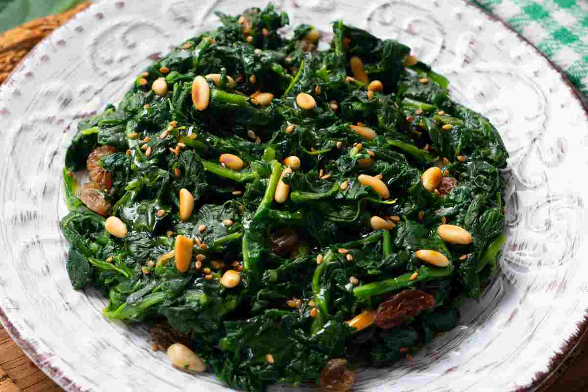 Spinaci alla genovese in un piatto bianco con decorazioni in rilievo