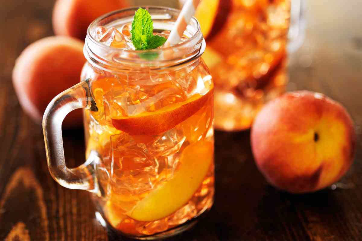 Spritz alla pesca in un bicchiere con manico