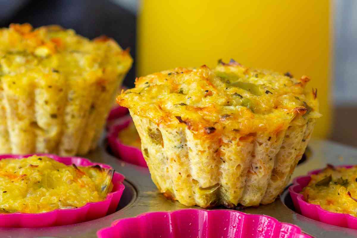 Tortini di quinoa e zucchine cotti al forno negli stampini per muffin