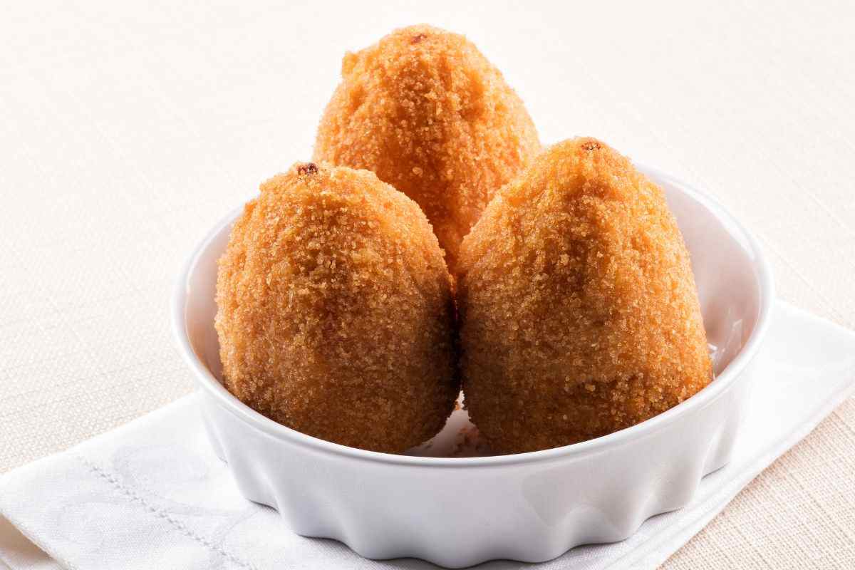 arancine alla carbonara in una ciotola bianca