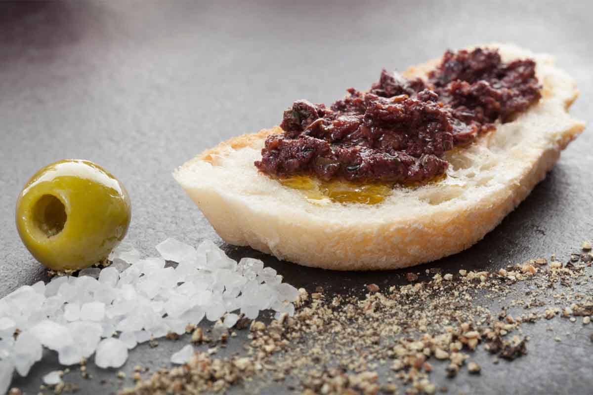 bruschette con tapenade di olive taggiasche ricetta