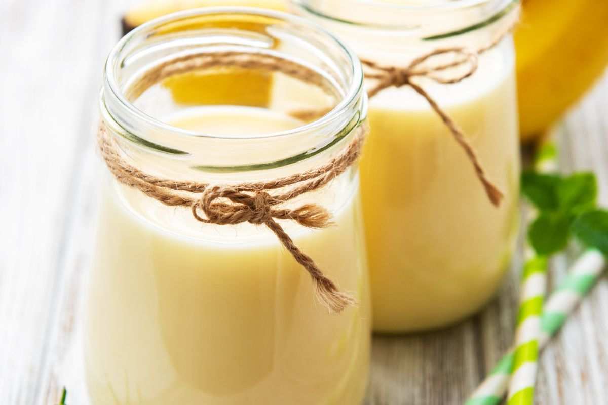 yogurt alla banana nei barattoli di vetro