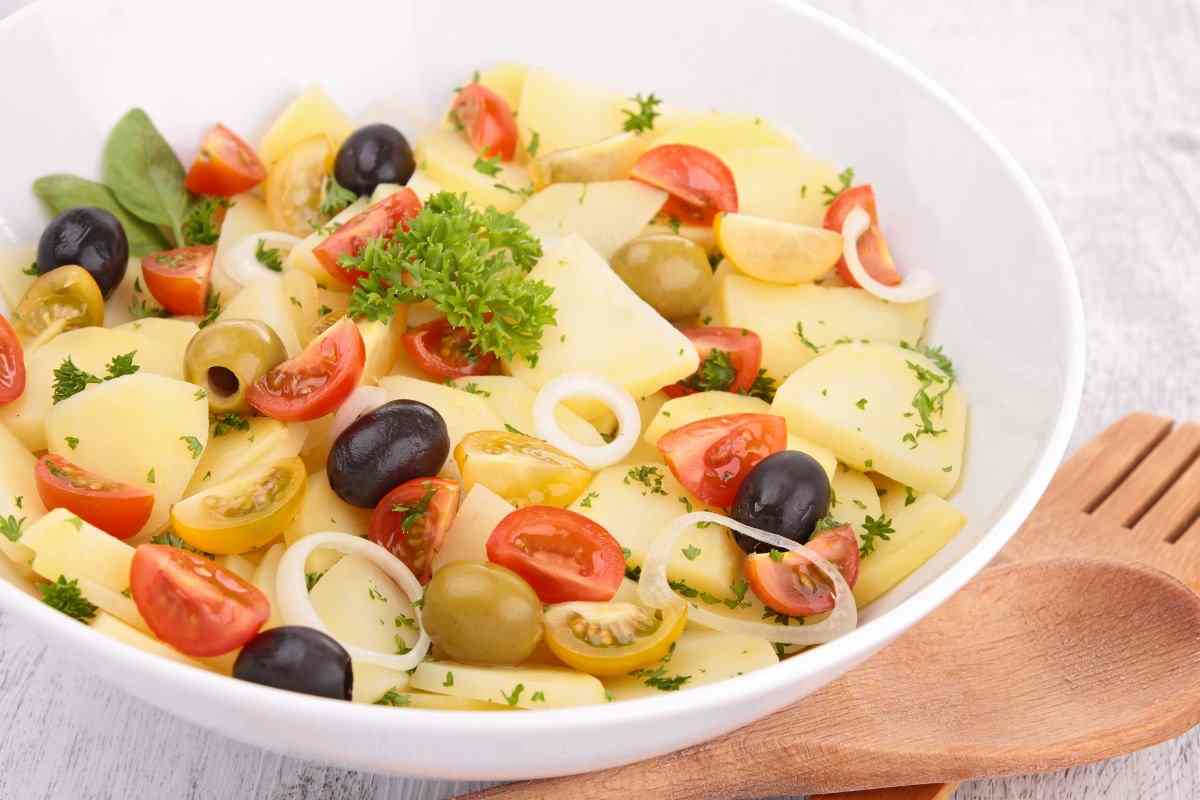 piatto di insalata di patate