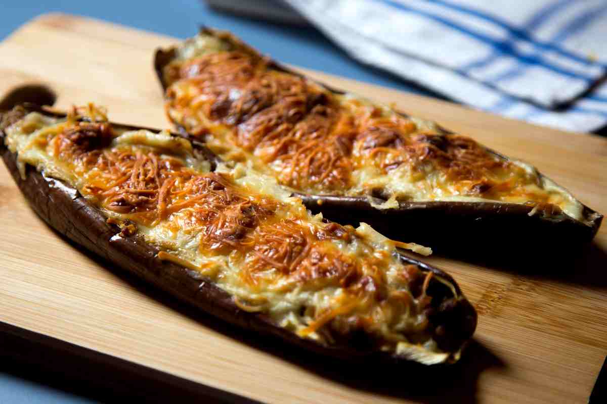 Barchette di melanzane ripiene di riso su un tagliere