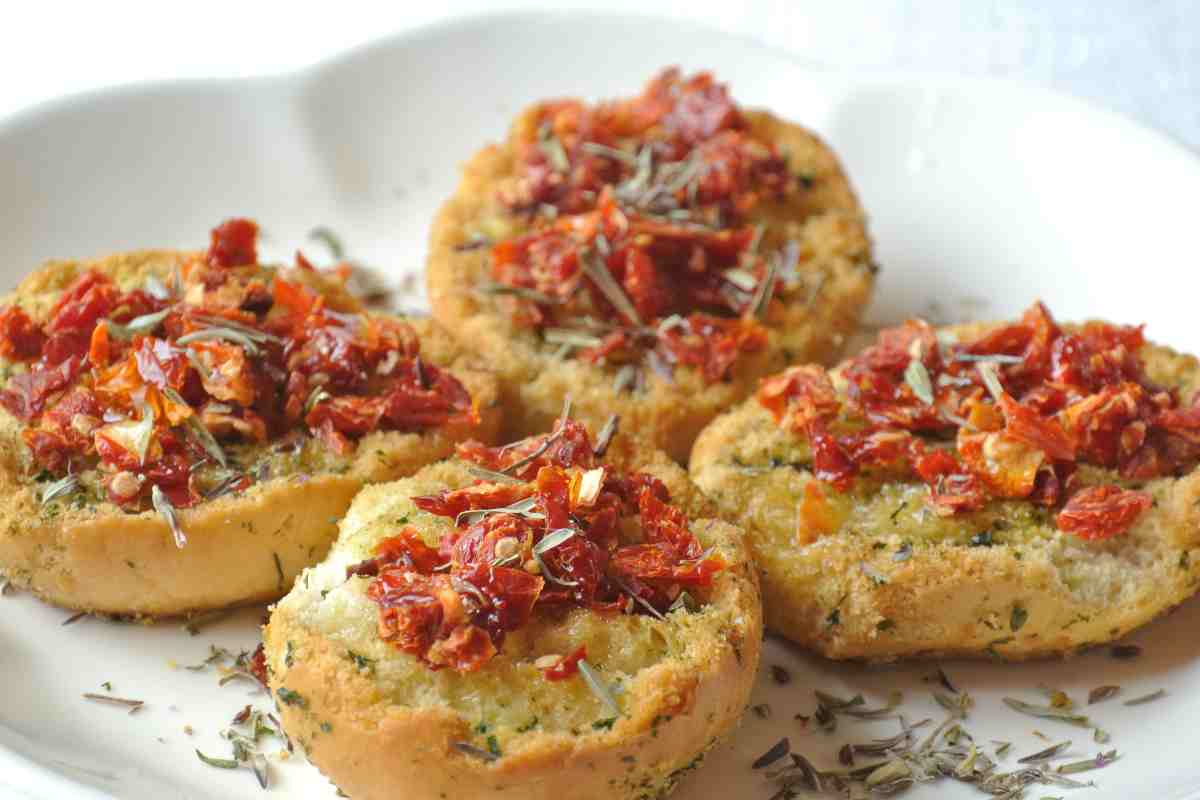 Bruschette all'aglio con pomodori secchi