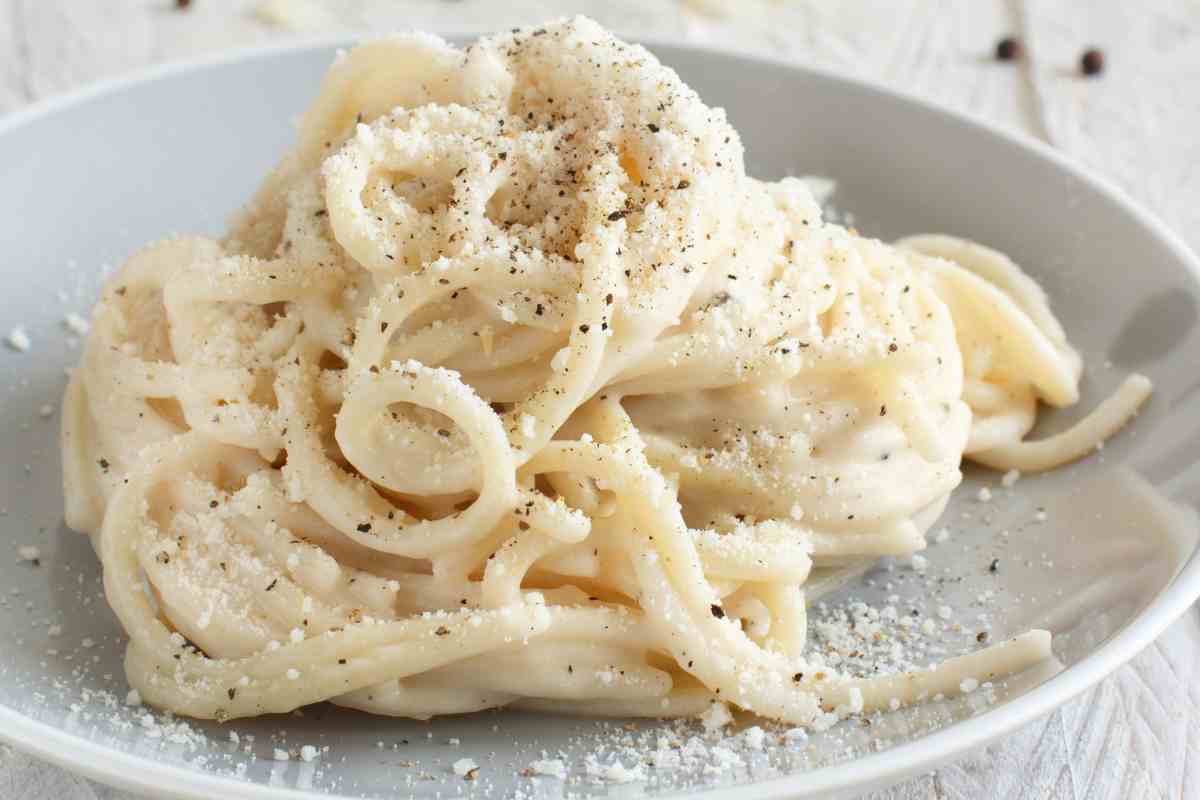 Spaghetti cacio e pepe in un piatto per la ricetta del giorno