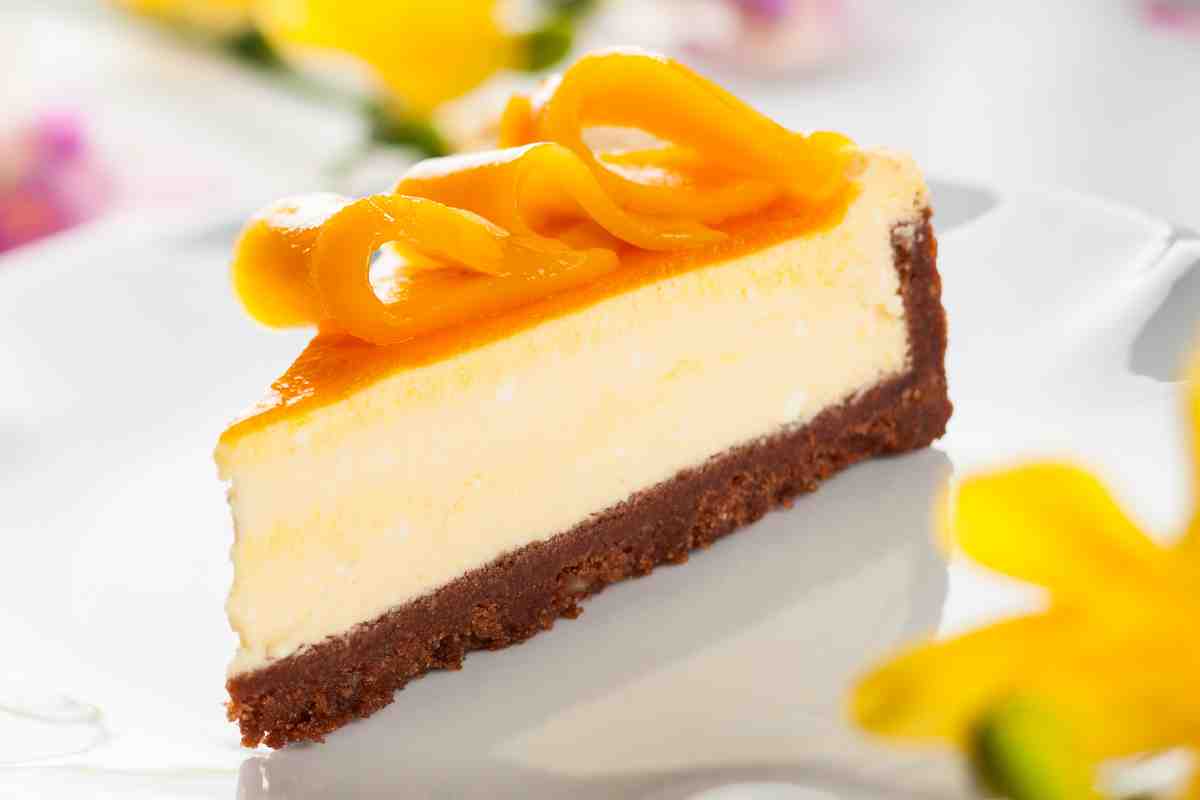 Fetta di cheesecake al mango per il dolcetto veloce di oggi