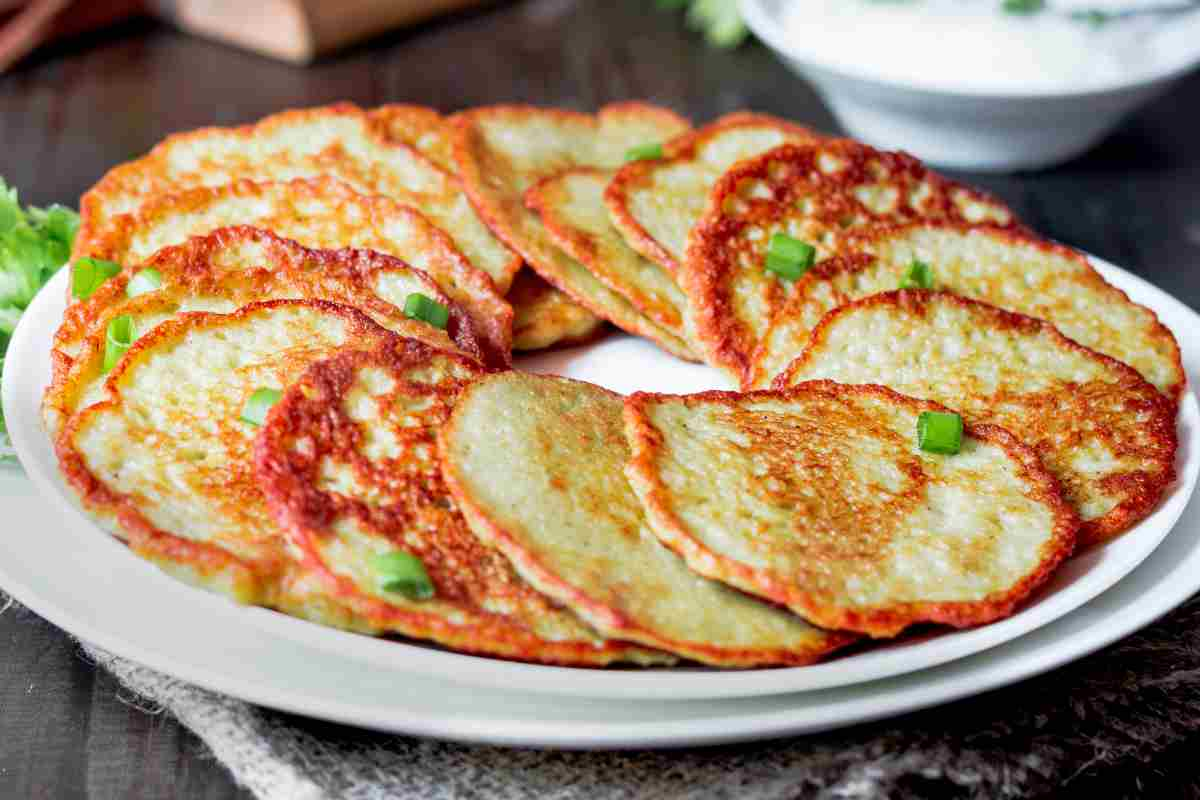 Pancake di patate sovrapposti in cerchio in un piatto