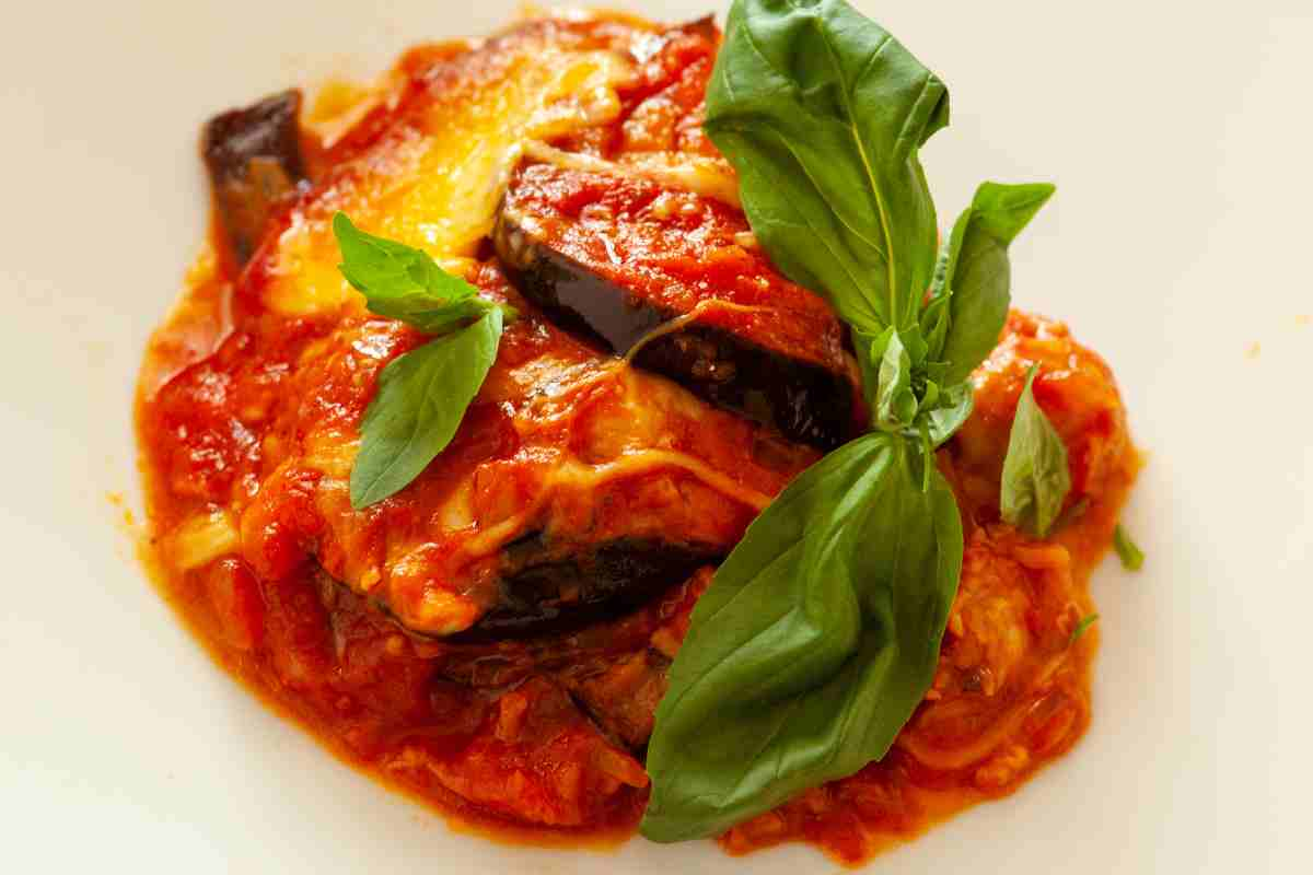 Porzione di parmigiana di melanzane in un piatto