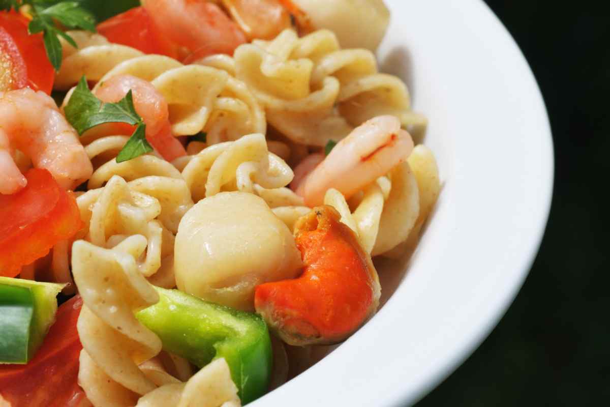 Pasta fredda ai frutti di mare per la ricetta del giorno