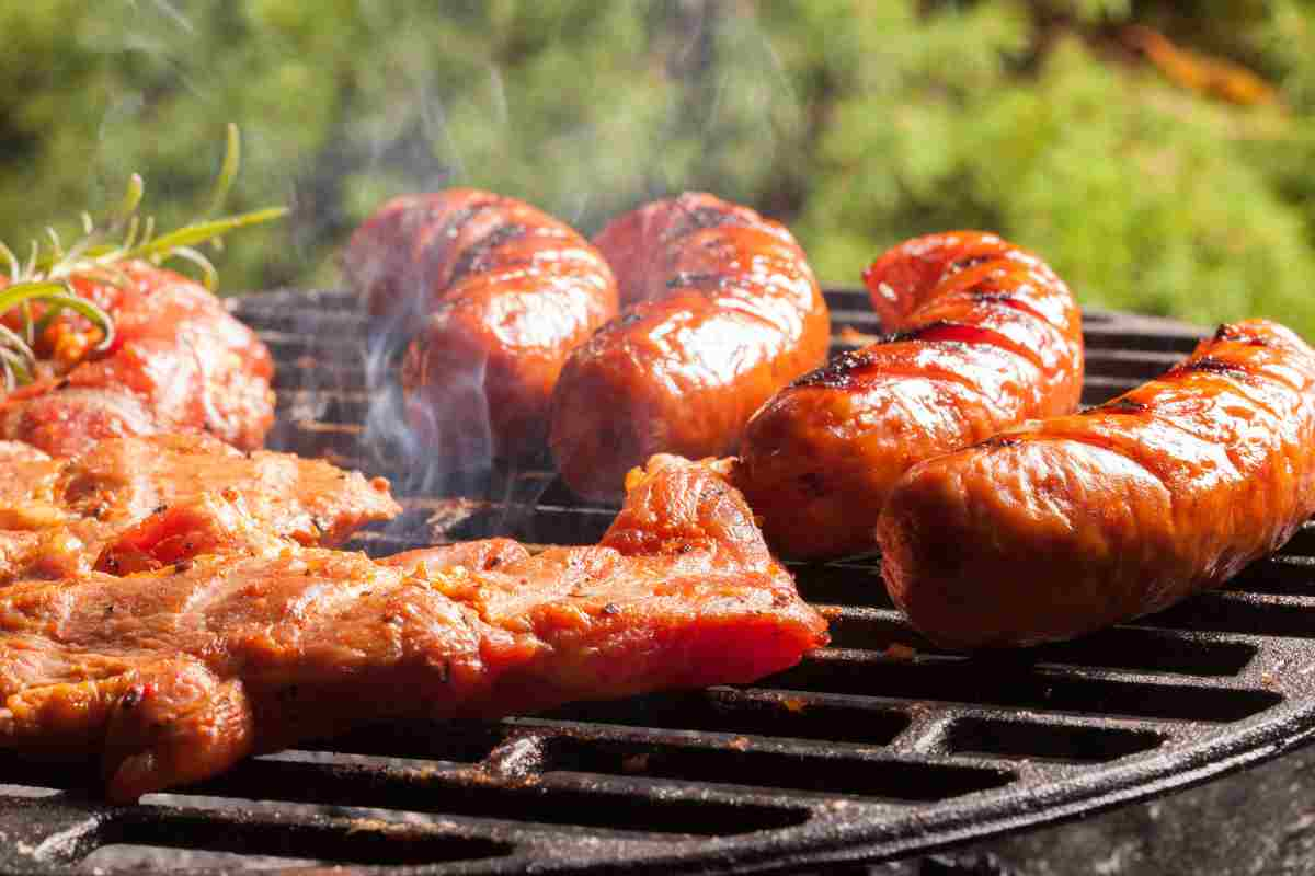 Salsicce grigliate su un barbecue