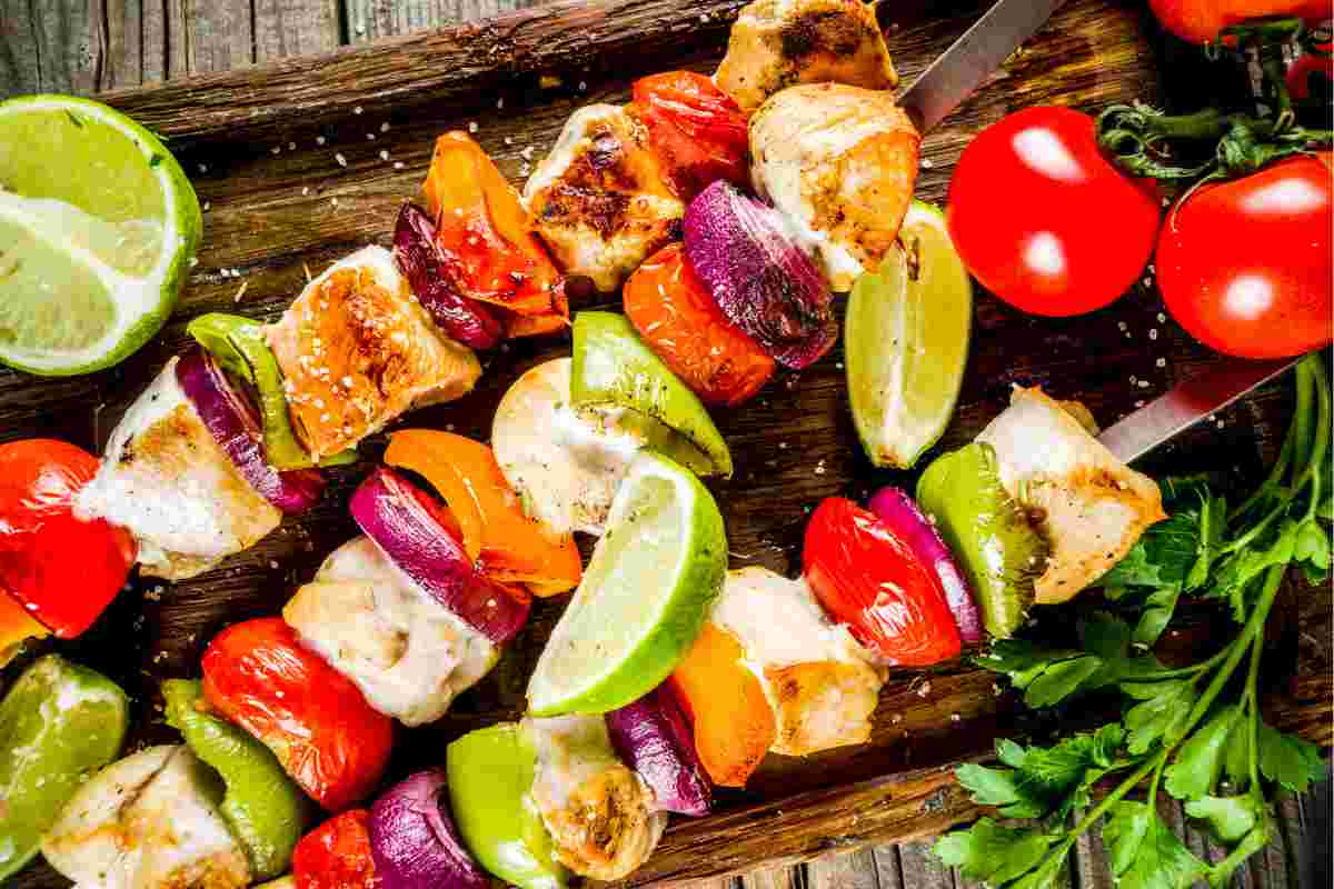 Spiedini di pollo fatti in casa su un tagliere di legno