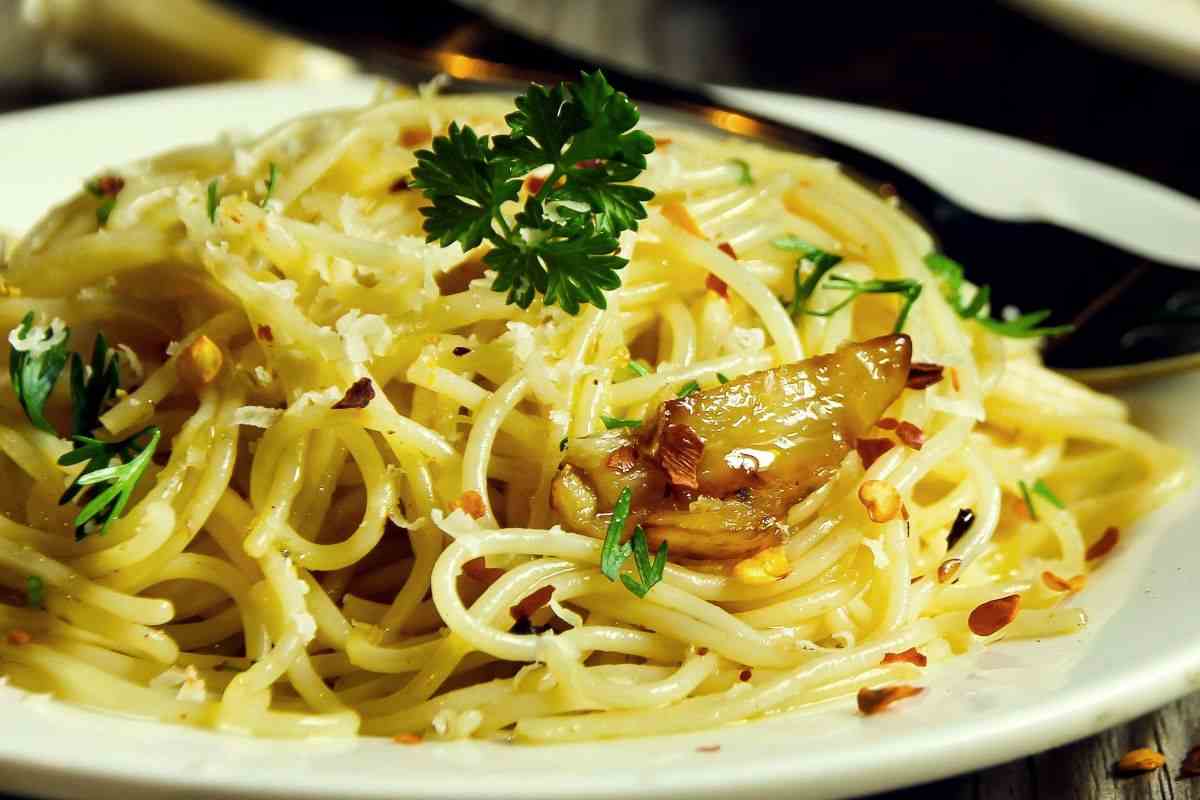 spaghetti aglio e olio in un piatto