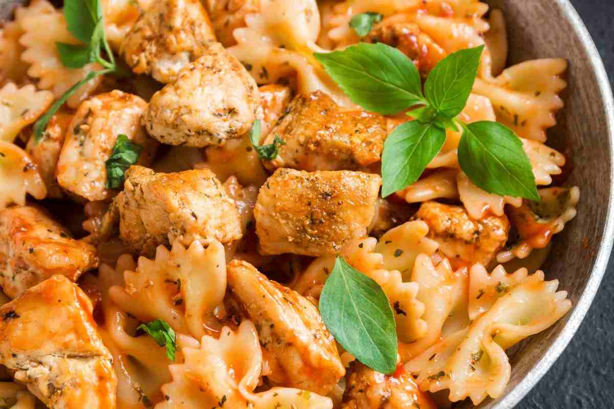 farfalle con ragù di pollo in pentola