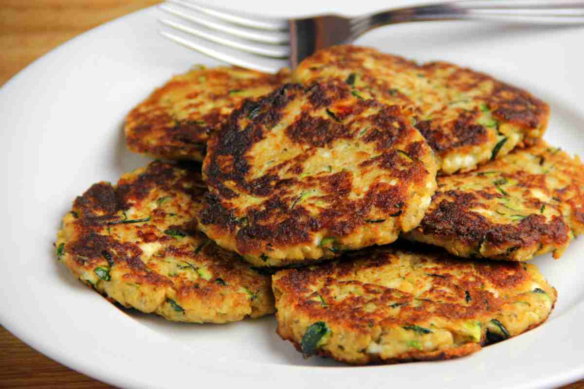 frittelle di ricotta e zucchine: tutti i passi per ottenerle squisite