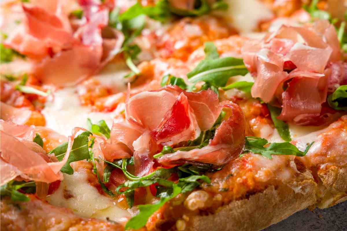 pizza con rucola e crudo