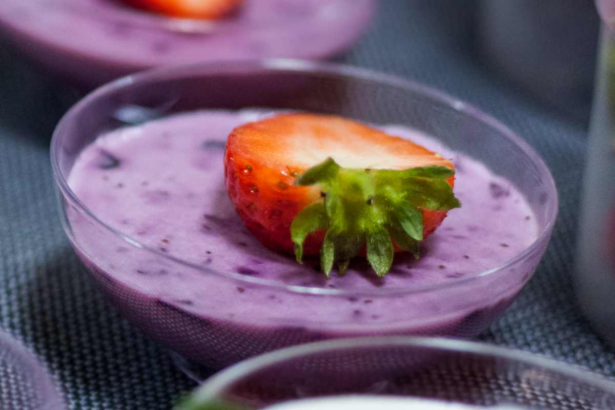 Budino ai frutti di bosco per il dolcetto facile e veloce di oggi