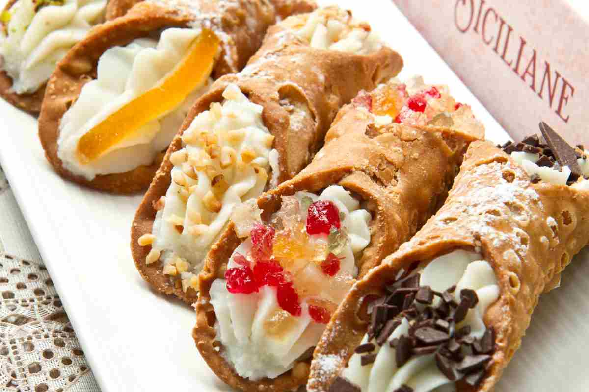 Cannoli siciliani in un vassoio