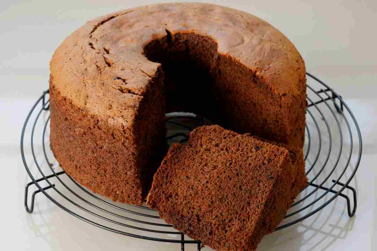 Chiffon cake al cioccolato su una gratella