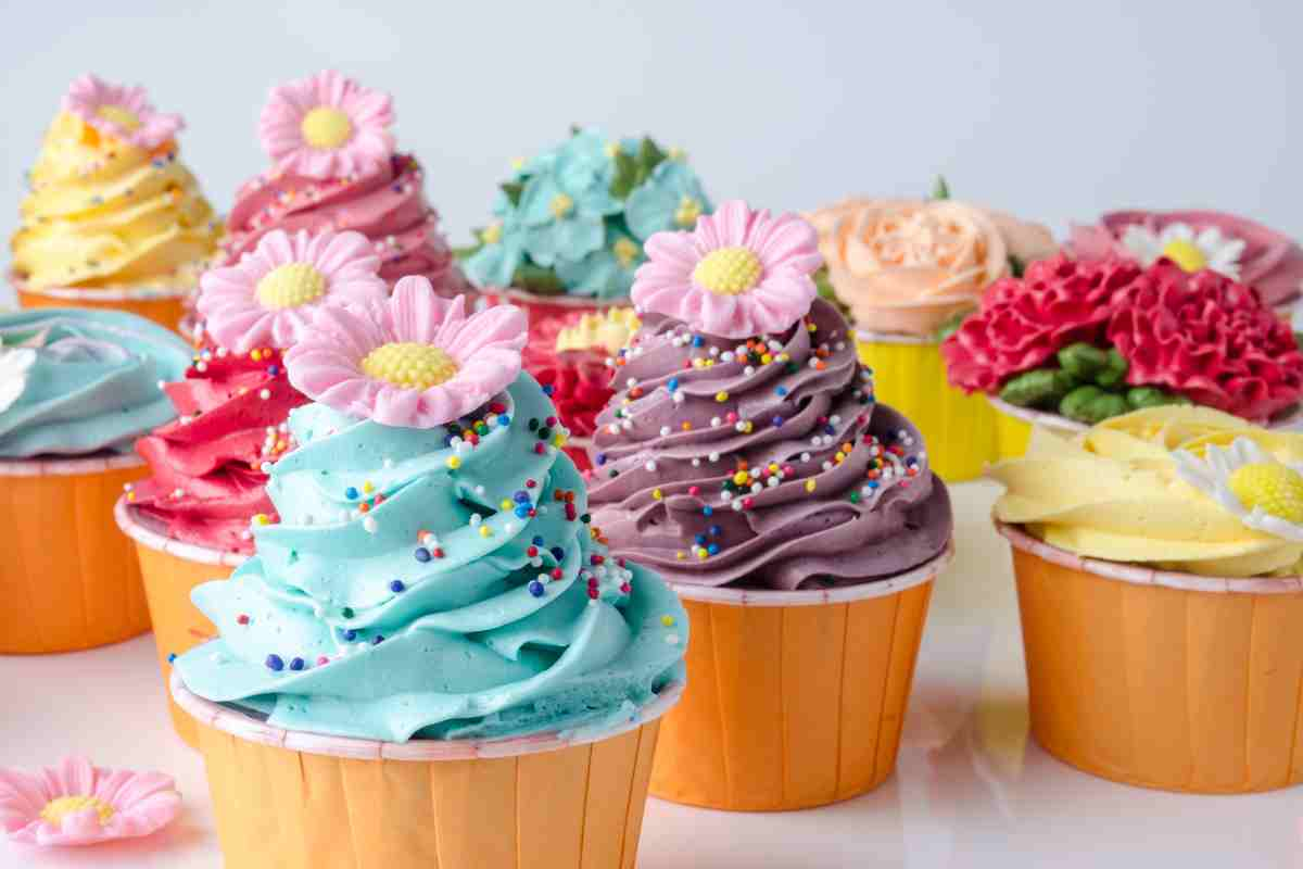 Cupcake con topping di diversi colori e gusti