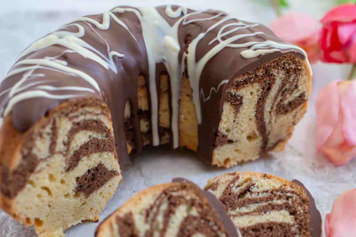 Dolce bicolore con Nutella vegan tagliato a fette