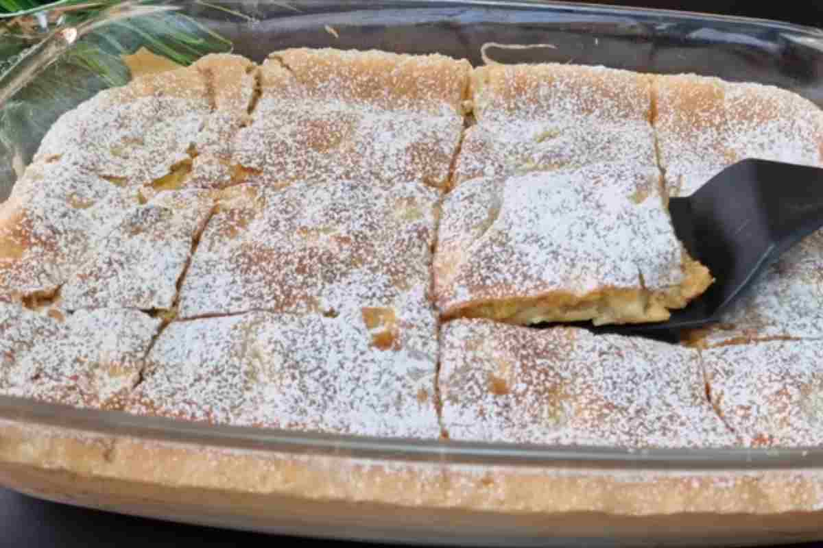 Dolce con biscotti e mele ricetta