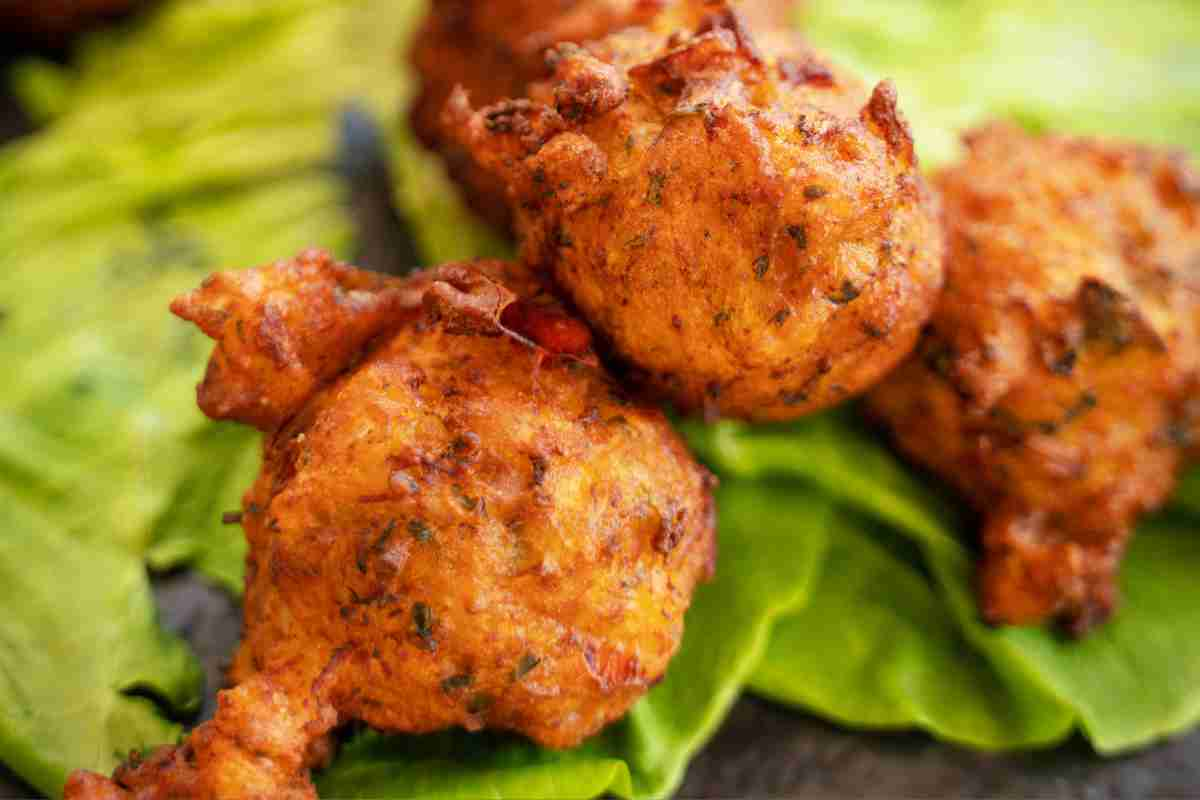 Frittelle di pasta cresciuta su una foglia di lattuga