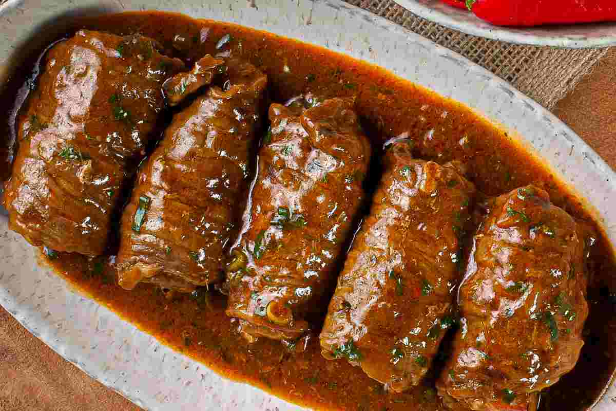 Involtini di carne al sugo in una pirofila