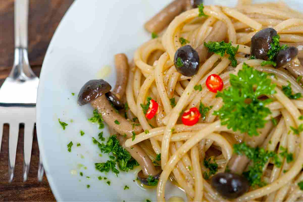 Pasta con i pioppini in un piatto vista dall'alto