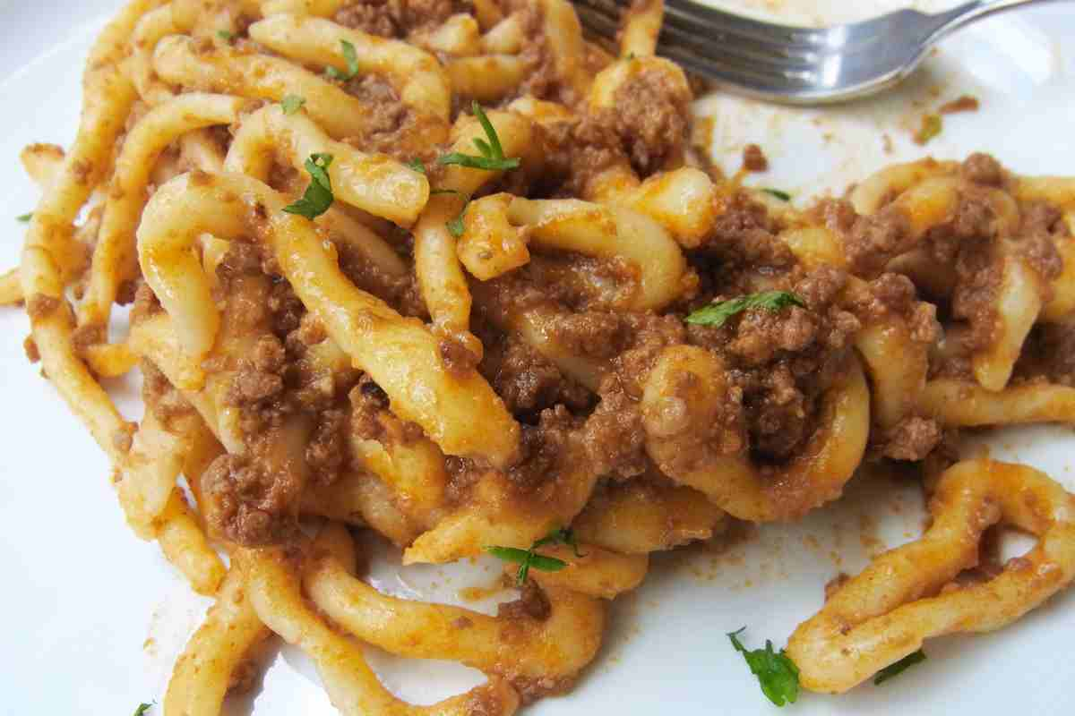 Pasta fresca con la Simmenthal in un piatto