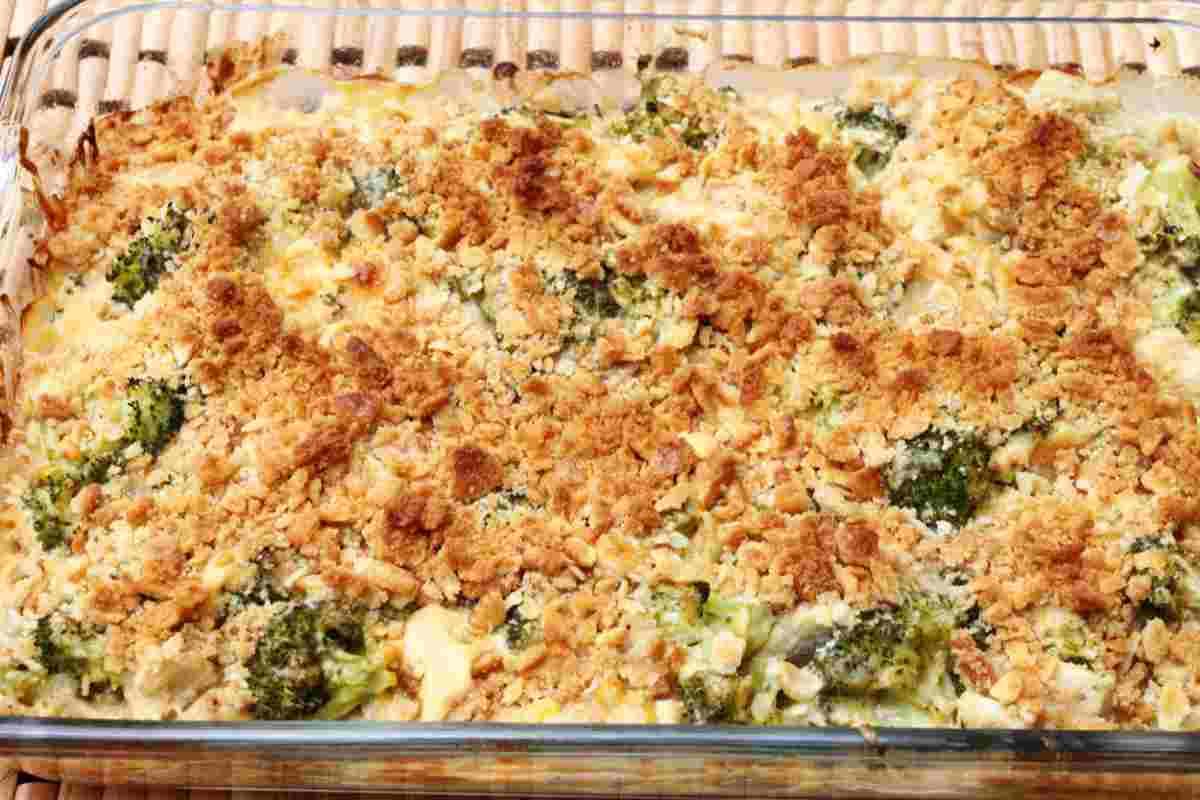 Pasticcio gratinato di broccoli e scamorza in una pirofila