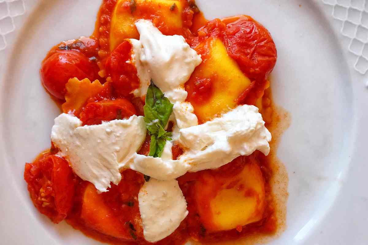 Ravioli con pachino e burrata visti dall'alto