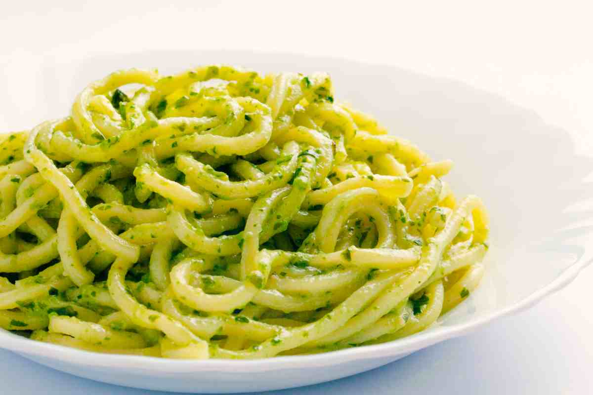 Spaghetti al pesto di mandorle e menta ricetta