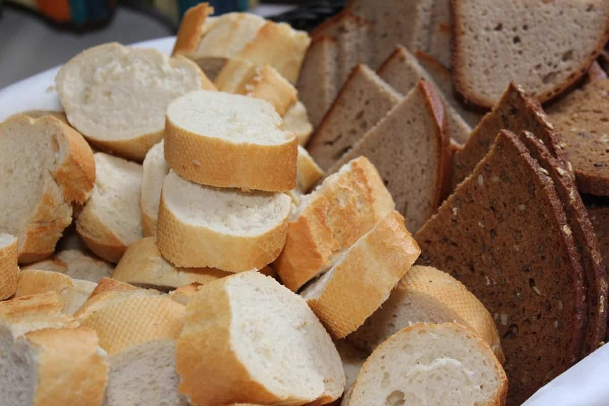 fette di pane in un cestino