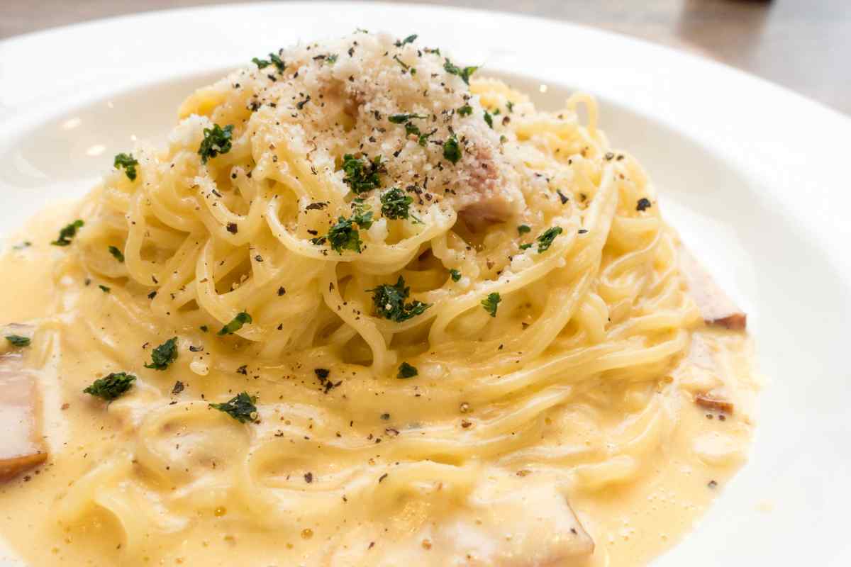 Pasta con provola, porchetta e patate