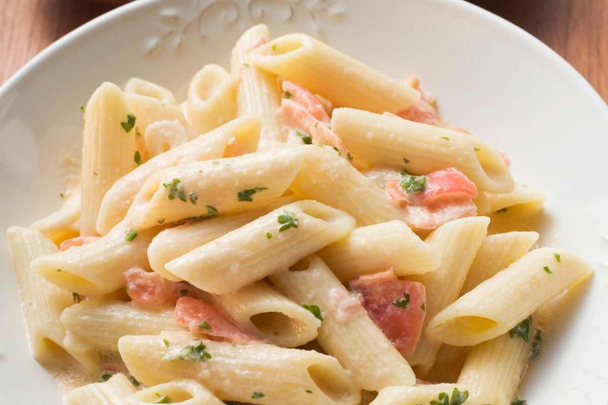 piatto di pasta salmone e philadelphia