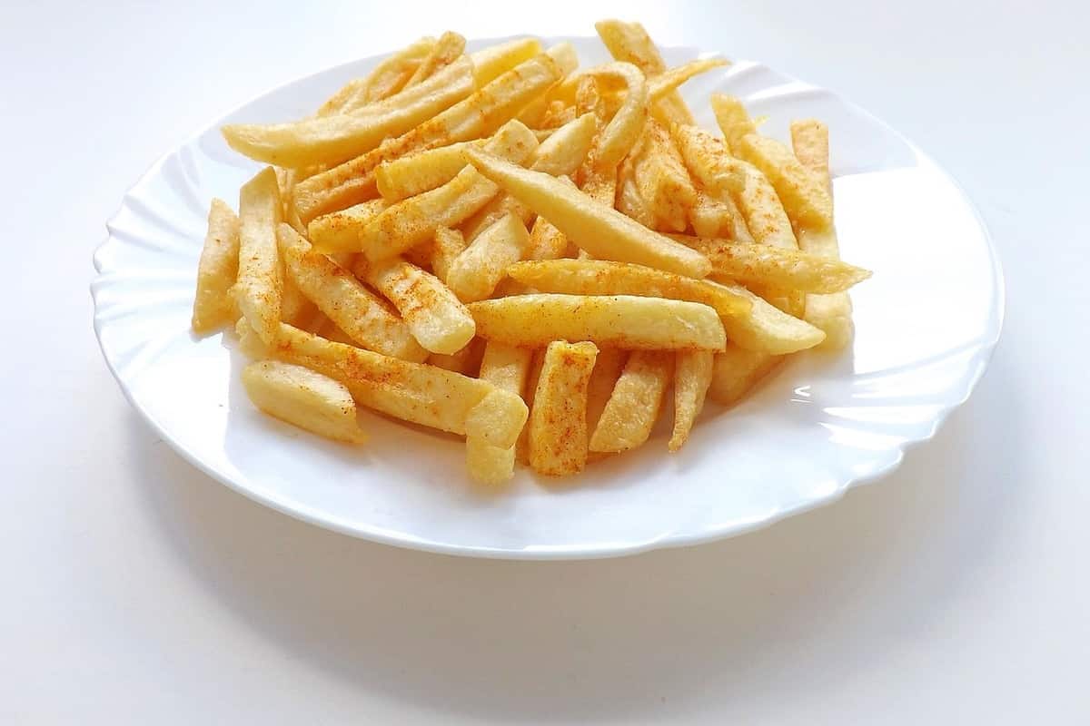 patatine fritte su piatto