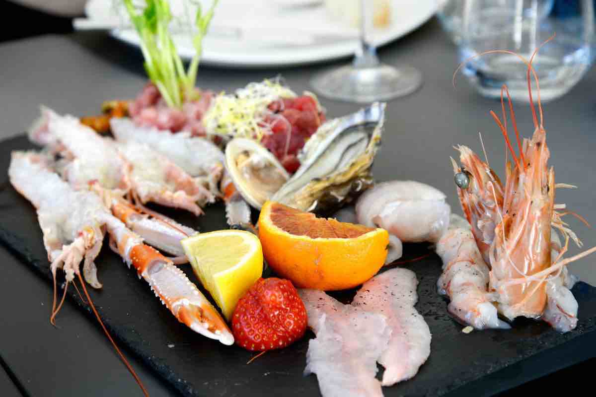 Pesce crudo, la differenza tra abbattimento e congelamento