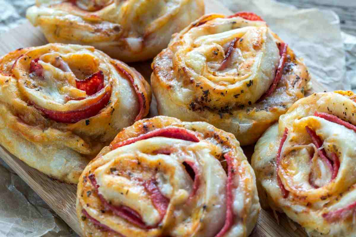 pizza roll con prosciutto su tagliere