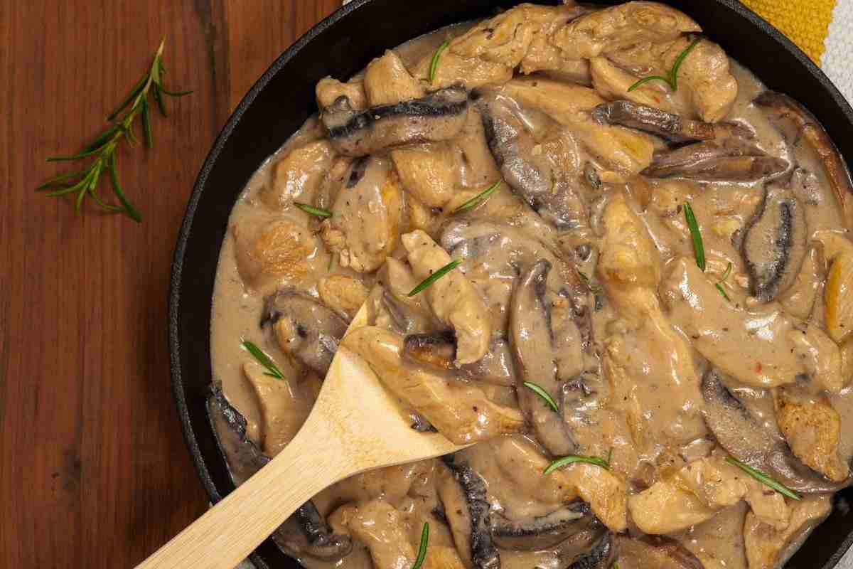 pollo Stroganoff in padella