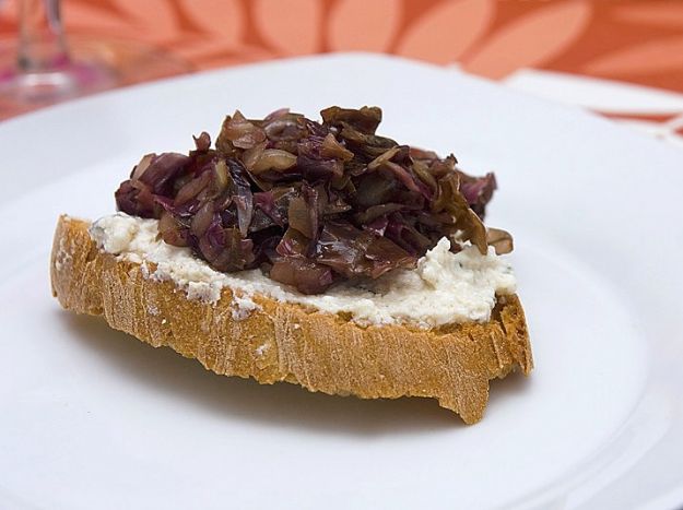 crostini radicchio e caprino